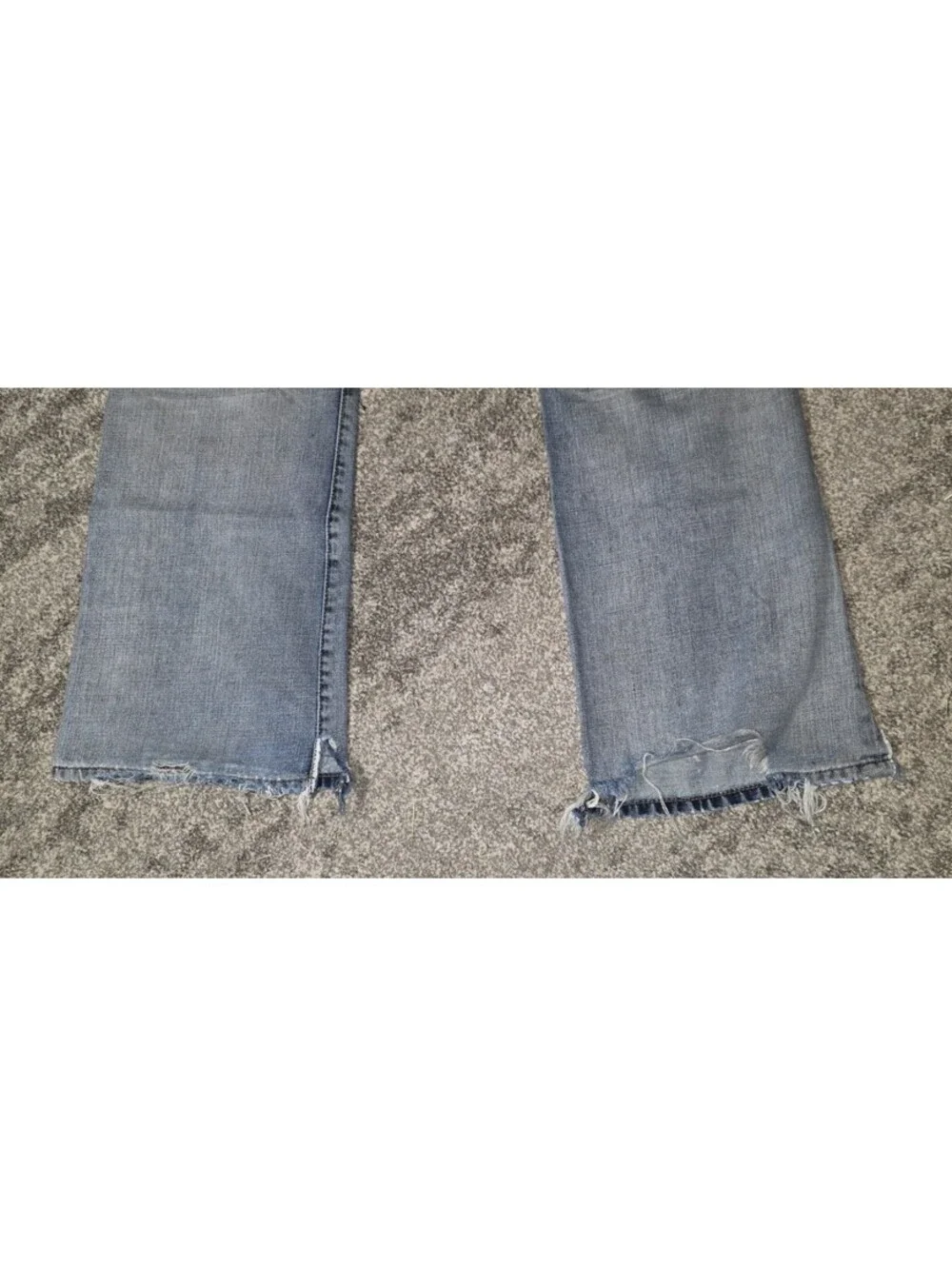 Express Jeans Blake Loose Fit Boot Cut Mens 36Wx32L Blue Denim Distressed Cowboy